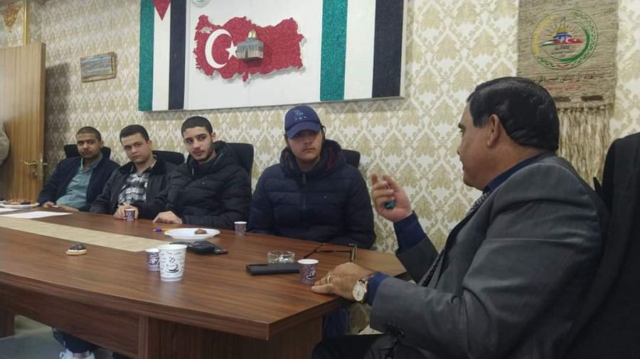 الخواجا يلتقي عددا من الطلبة الاردنيين بمدارس الفنار الفلسطينية